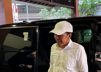 Jokowi ke NTT, Kali Ini Tanpa Kemeja dan Topi Berlogo PSI