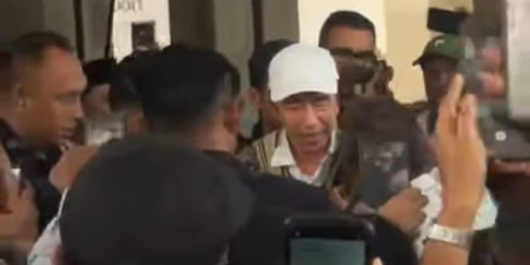 Jokowi Tiba di Kupang, Warga Berbondong-bondong Sambut di Bandara El Tari